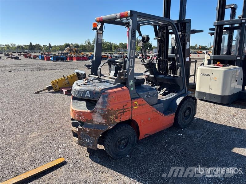 Toyota 8FGU25 6000 lb Pneumatic Tire Forklift Kahveltõstukid - muud
