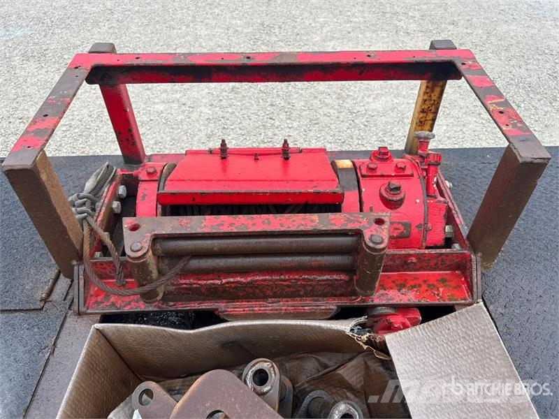 Trail-Eze DHT8048 48 ft T/A Hydraulic Tail Trailer Tieflader