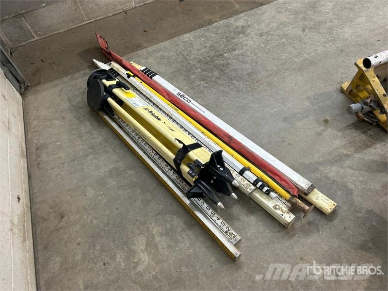 Tripod and Quantity of Measuring Sticks Instrumentos, equipamento de medição e automação