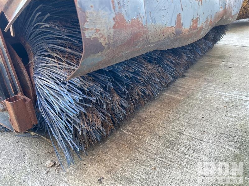  VAB84 84 in Angle Skid Steer Broom Balayeuse / Autolaveuse