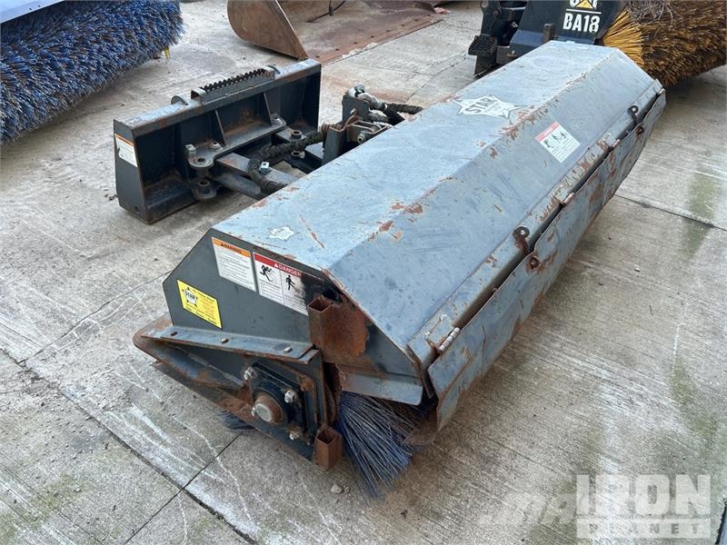  VAB84 84 in Angle Skid Steer Broom Balayeuse / Autolaveuse
