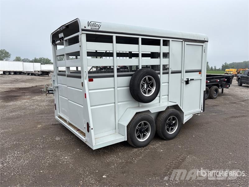 VALLEY TRAILERS 12 ft 7 in T/A Livestock Trailer مقطورات نقل الحيوانات
