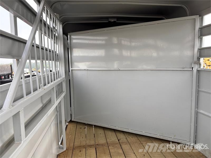 VALLEY TRAILERS 12 ft 7 in T/A Livestock Trailer مقطورات نقل الحيوانات