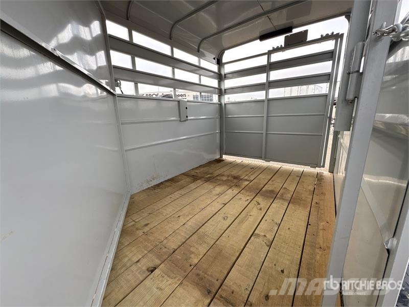 VALLEY TRAILERS 12 ft 7 in T/A Livestock Trailer مقطورات نقل الحيوانات