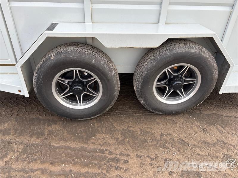 VALLEY TRAILERS 12 ft 7 in T/A Livestock Trailer مقطورات نقل الحيوانات