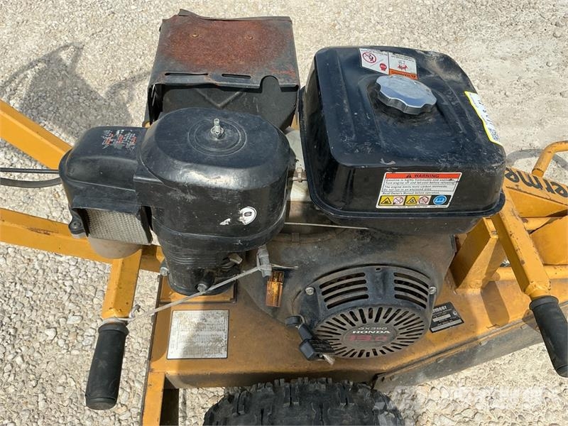Vermeer SC-130 Walk Behind Stump Grinder Kardánhajtású ekék és Forgó-boronák