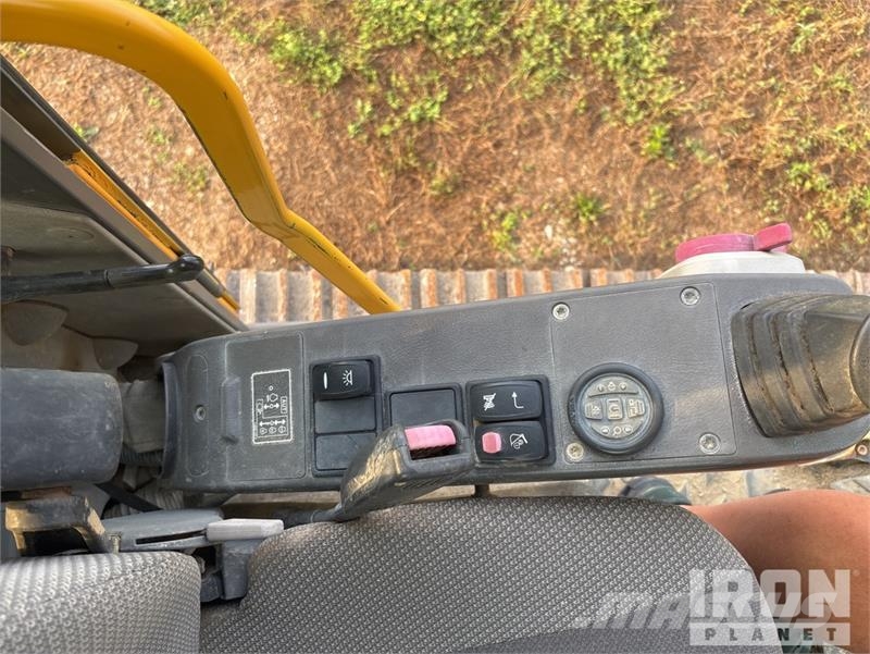 Volvo EC210C L Tracked Excavator Beltegraver