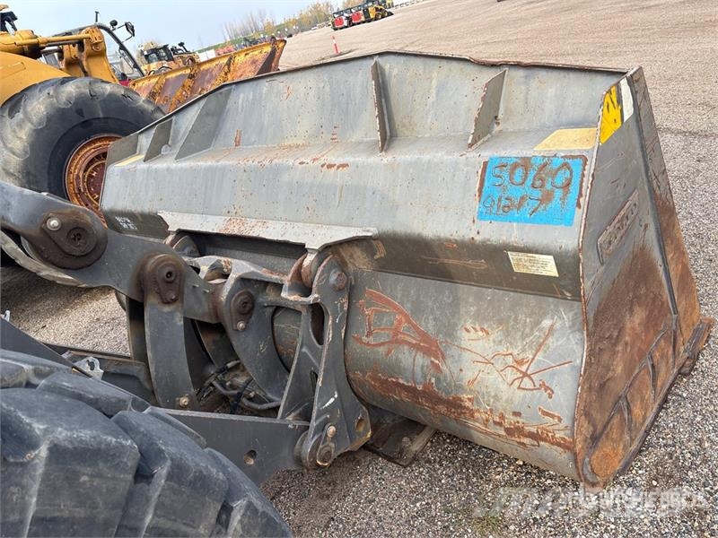 Volvo L120H Wheel Loader لوادر بعجل