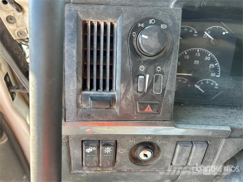 Volvo VHD Pašizgāzējs