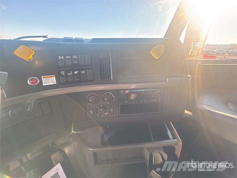 Volvo VHD شاحنات لوادر