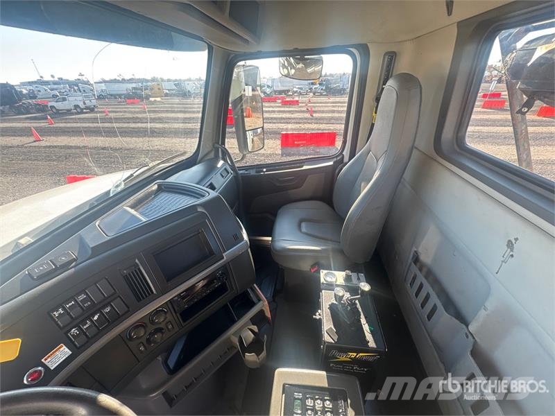 Volvo VHD شاحنات لوادر