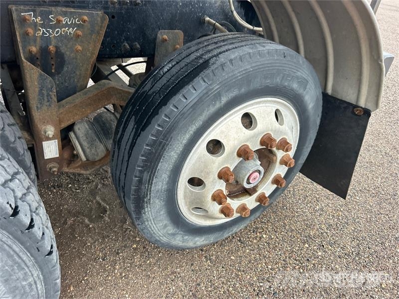Volvo VHD 14x4 Stone Spreader Truck Машини за бетонов камък