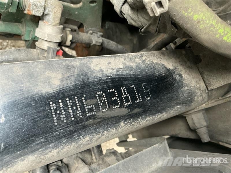 Volvo VNL 中古トラクターヘッド | トレーラーヘッド