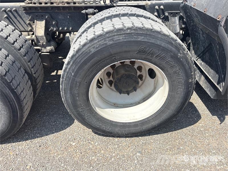 Volvo VNL Vetopöytäautot