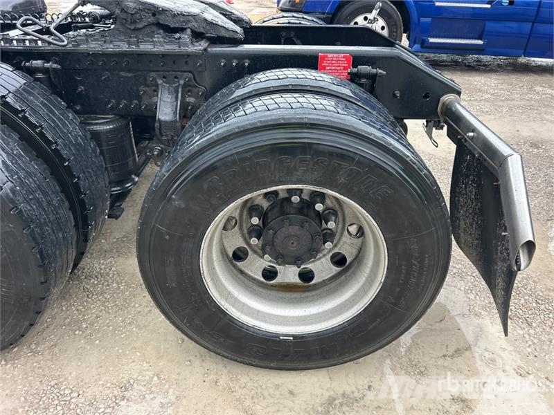 Volvo VNL 曳引機組件