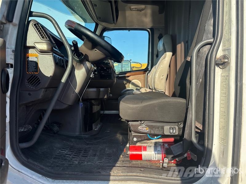 Volvo VNL Vetopöytäautot
