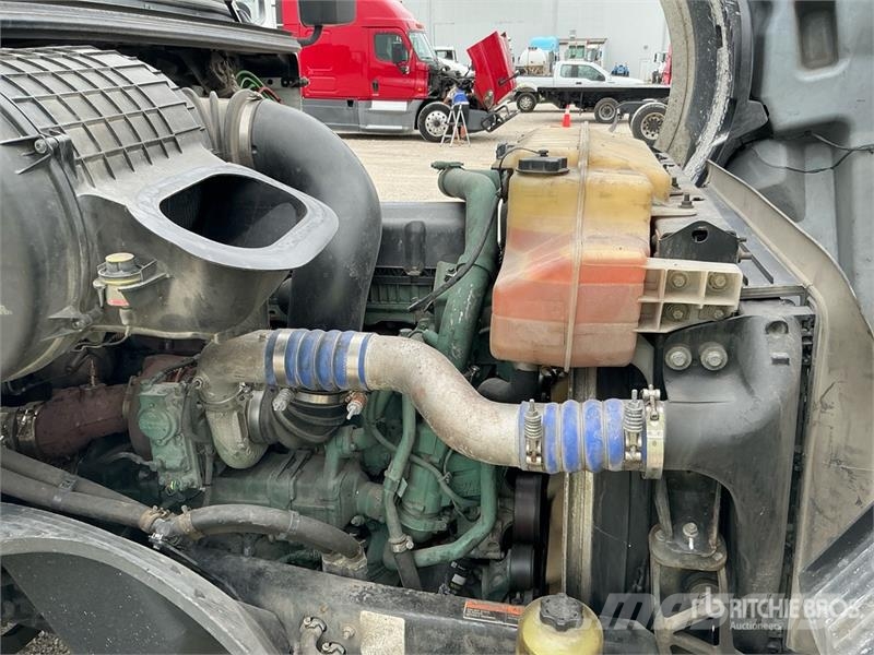 Volvo VNL 中古トラクターヘッド | トレーラーヘッド