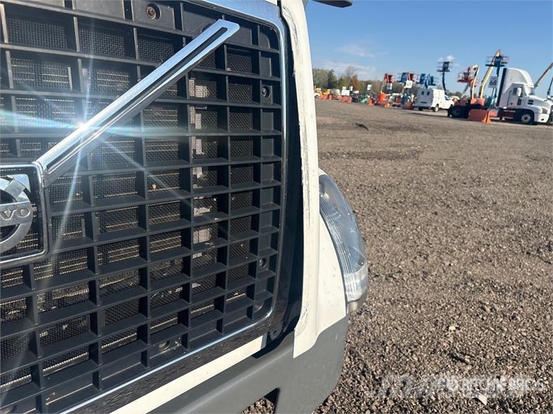 Volvo VNL 中古トラクターヘッド | トレーラーヘッド