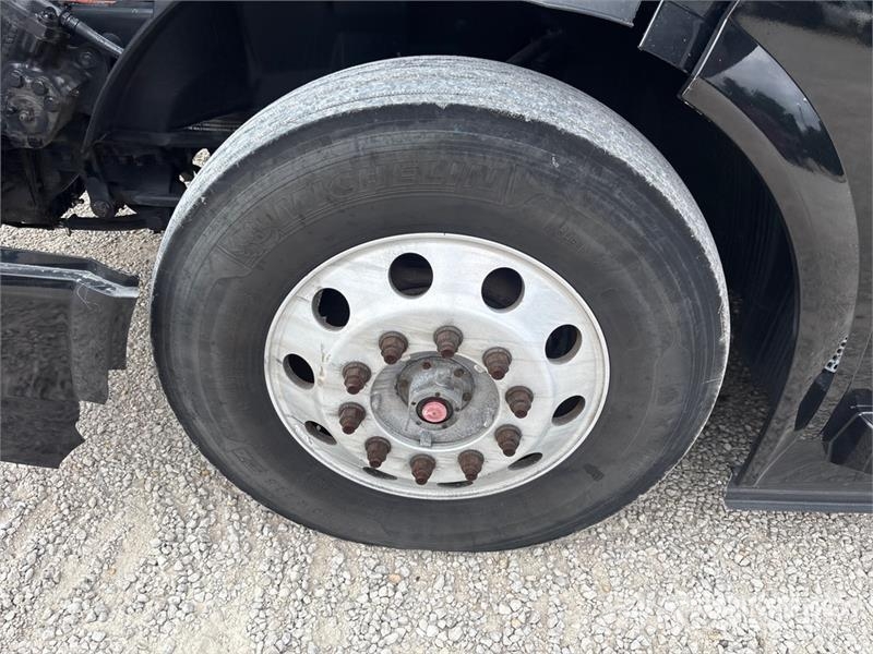 Volvo VNL Vetopöytäautot