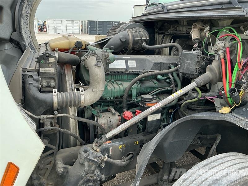 Volvo VNL 中古トラクターヘッド | トレーラーヘッド