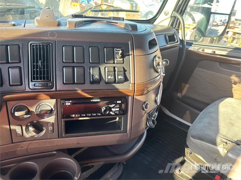 Volvo VNL Vetopöytäautot