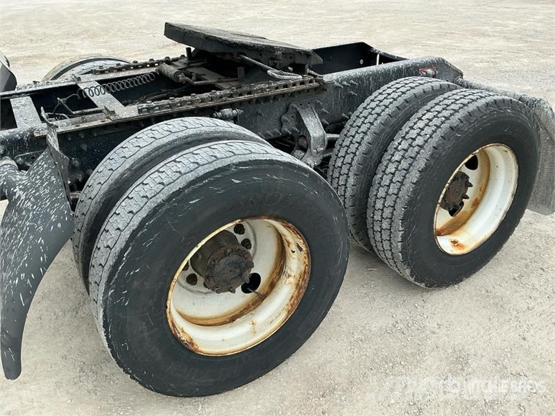 Volvo VNL 中古トラクターヘッド | トレーラーヘッド