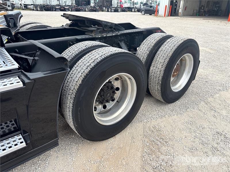 Volvo VNL Vetopöytäautot