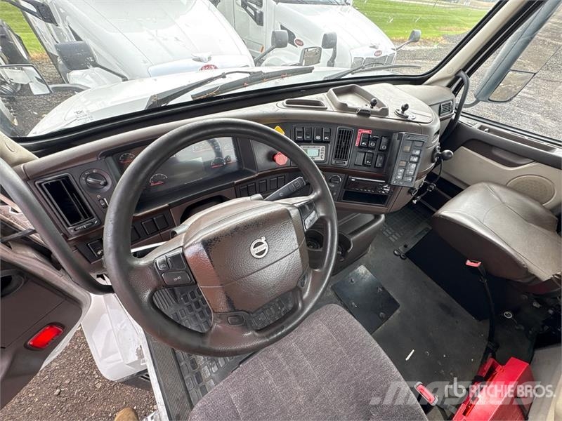 Volvo VNL وحدات الجر