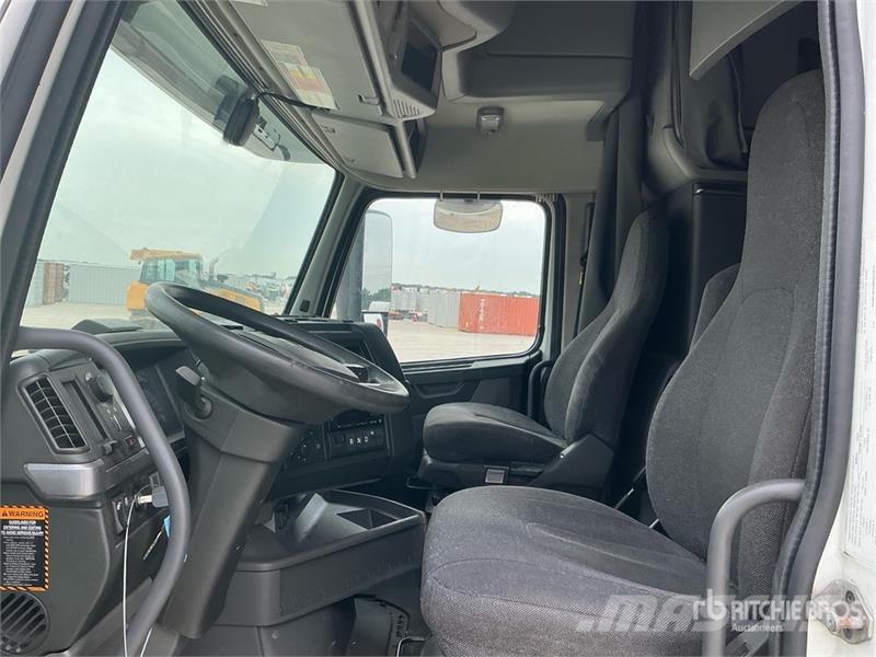 Volvo VNL 中古トラクターヘッド | トレーラーヘッド
