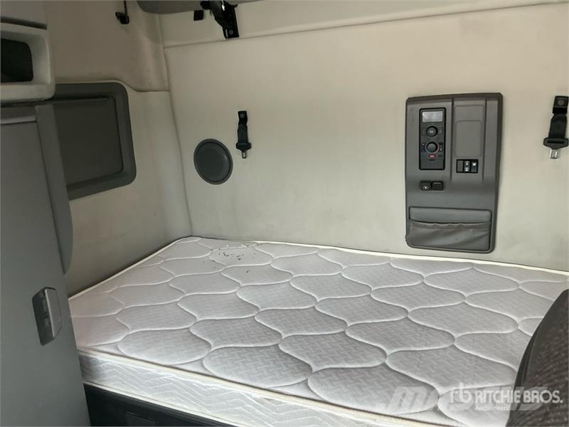 Volvo VNL 中古トラクターヘッド | トレーラーヘッド