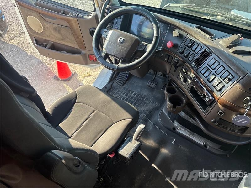 Volvo VNL Vetopöytäautot