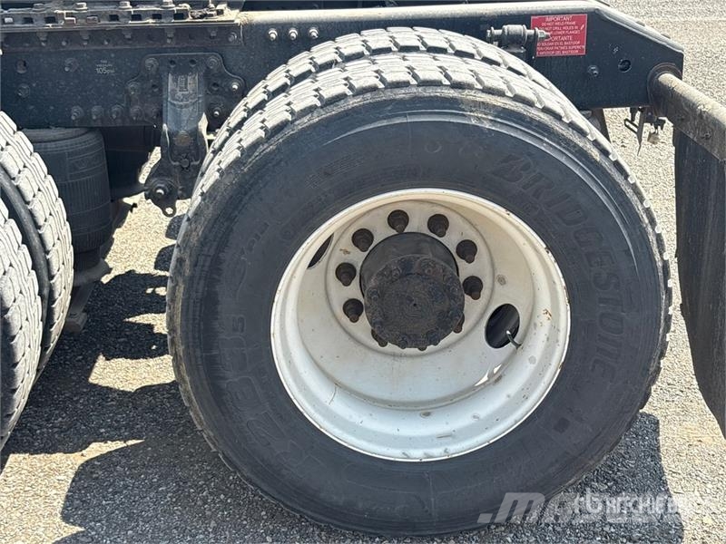 Volvo VNL Vetopöytäautot