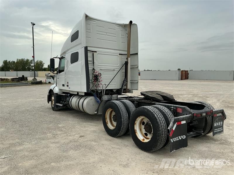 Volvo VNL 中古トラクターヘッド | トレーラーヘッド