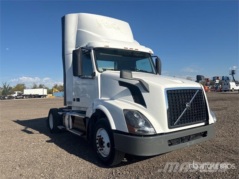 Volvo VNL 中古トラクターヘッド | トレーラーヘッド