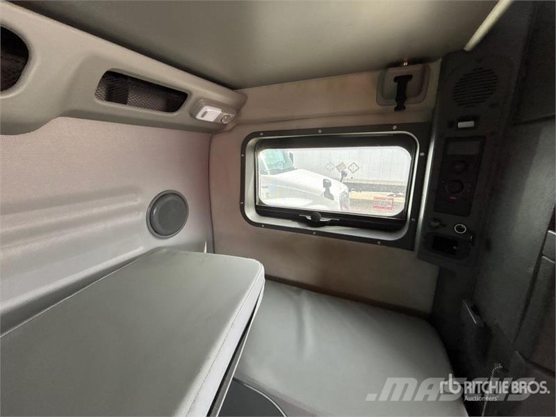 Volvo VNL وحدات الجر