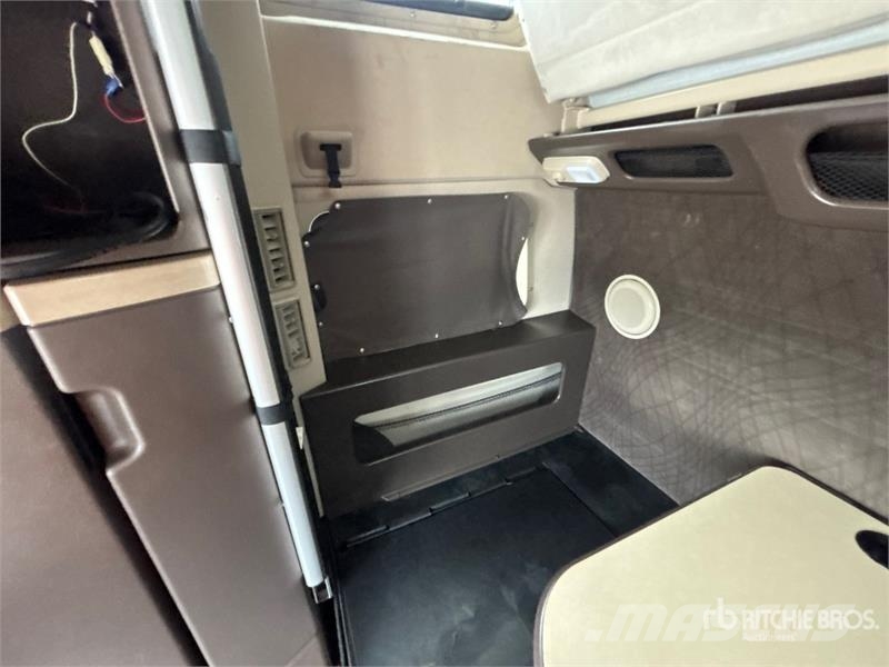 Volvo VNL Vetopöytäautot