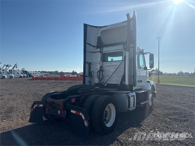 Volvo VNL 中古トラクターヘッド | トレーラーヘッド