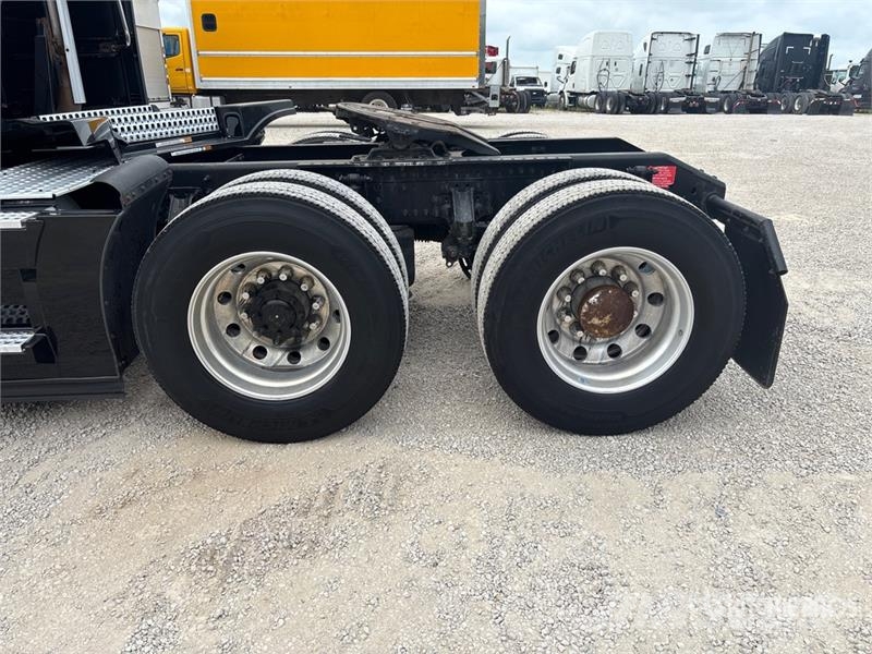 Volvo VNL Vetopöytäautot