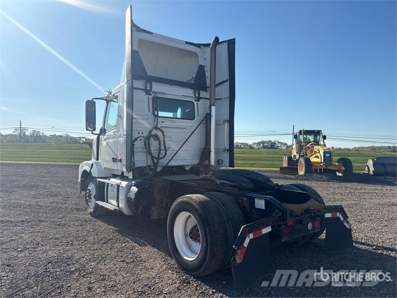 Volvo VNL 中古トラクターヘッド | トレーラーヘッド