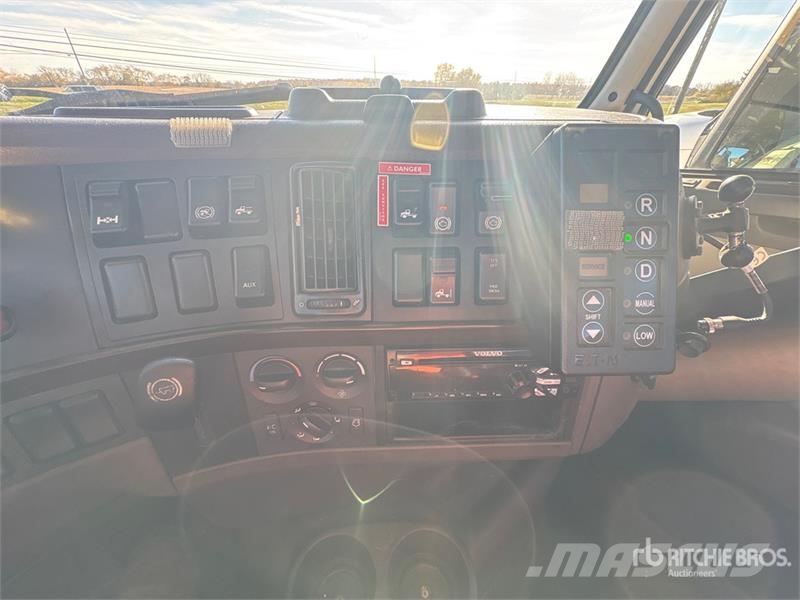 Volvo VNL300 4x2 S/A Day Cab Truck Tractor 中古トラクターヘッド | トレーラーヘッド