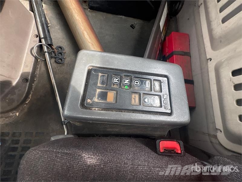 Volvo VNL300 4x2 S/A Day Cab Truck Tractor Prime Movers