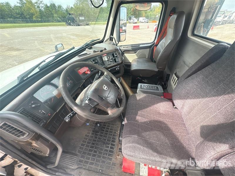 Volvo VNL300 4x2 S/A Day Cab Truck Tractor Prime Movers