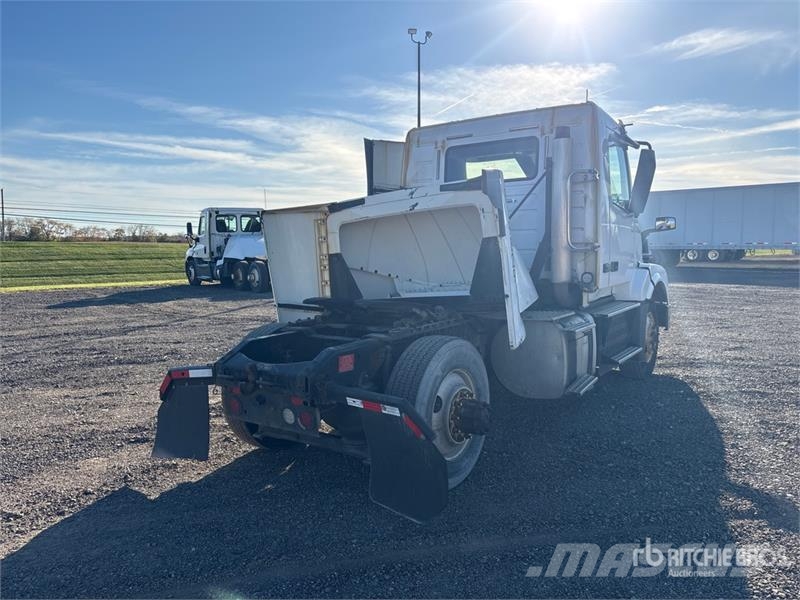 Volvo VNL300 4x2 S/A Day Cab Truck Tractor 中古トラクターヘッド | トレーラーヘッド