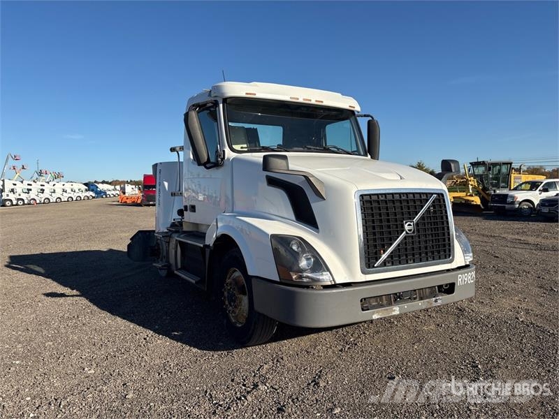 Volvo VNL300 4x2 S/A Day Cab Truck Tractor 中古トラクターヘッド | トレーラーヘッド