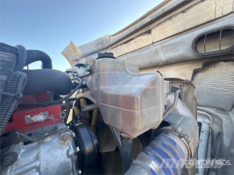 Volvo VNL300 4x2 S/A Day Cab Truck Tractor 中古トラクターヘッド | トレーラーヘッド