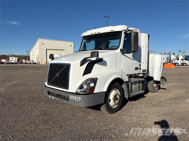 Volvo VNL300 4x2 S/A Day Cab Truck Tractor 中古トラクターヘッド | トレーラーヘッド