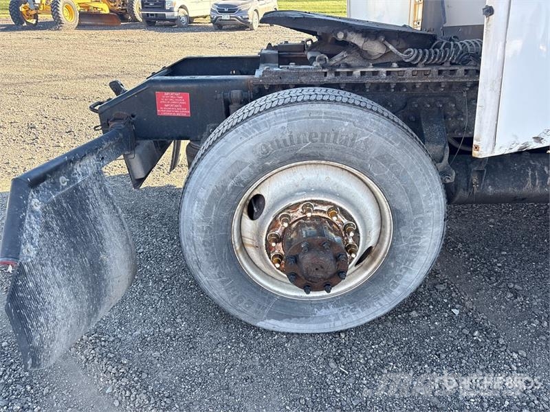 Volvo VNL300 4x2 S/A Day Cab Truck Tractor 中古トラクターヘッド | トレーラーヘッド