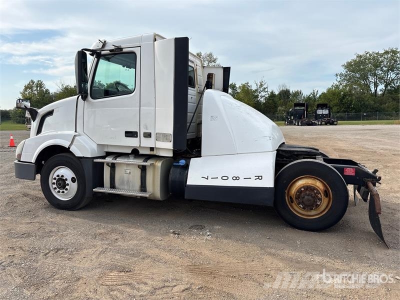 Volvo VNL300 4x2 S/A Day Cab Truck Tractor Sattelzugmaschinen