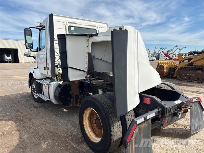 Volvo VNL300 4x2 S/A Day Cab Truck Tractor Trekkvogner