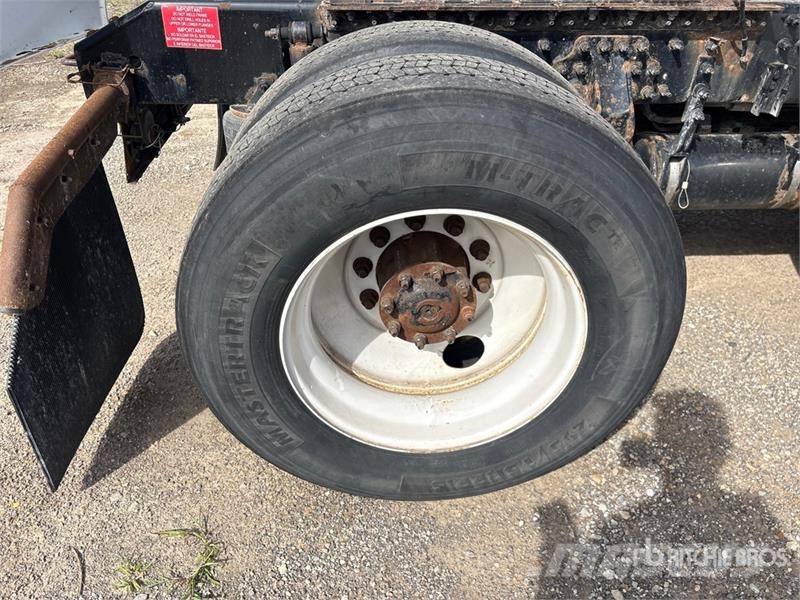 Volvo VNL300 4x2 S/A Day Cab Truck Tractor Trekkvogner